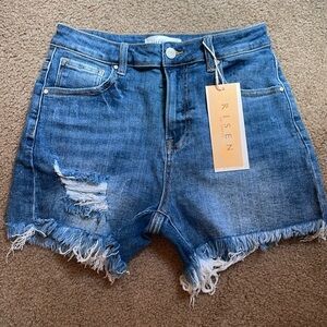 Risen Shorts distressed stretchy shorts
Distressing throughout
High Rise